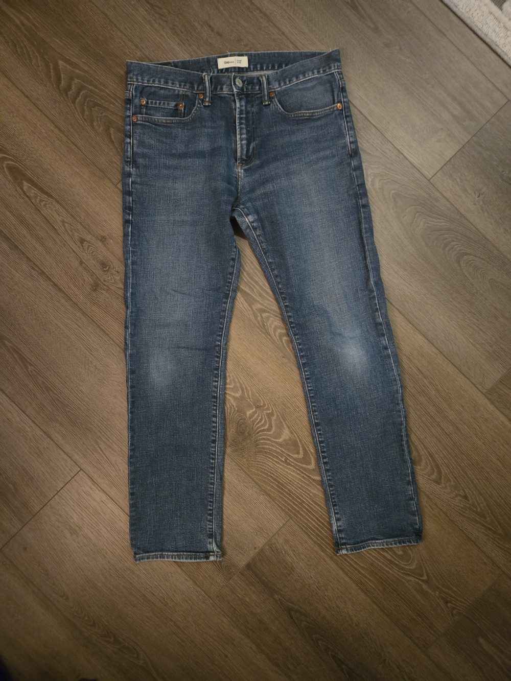 GAP Straight Leg Jeans in Medium Blue Wash